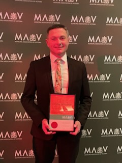 Cr Brett Owen with his 20-year service MAV award