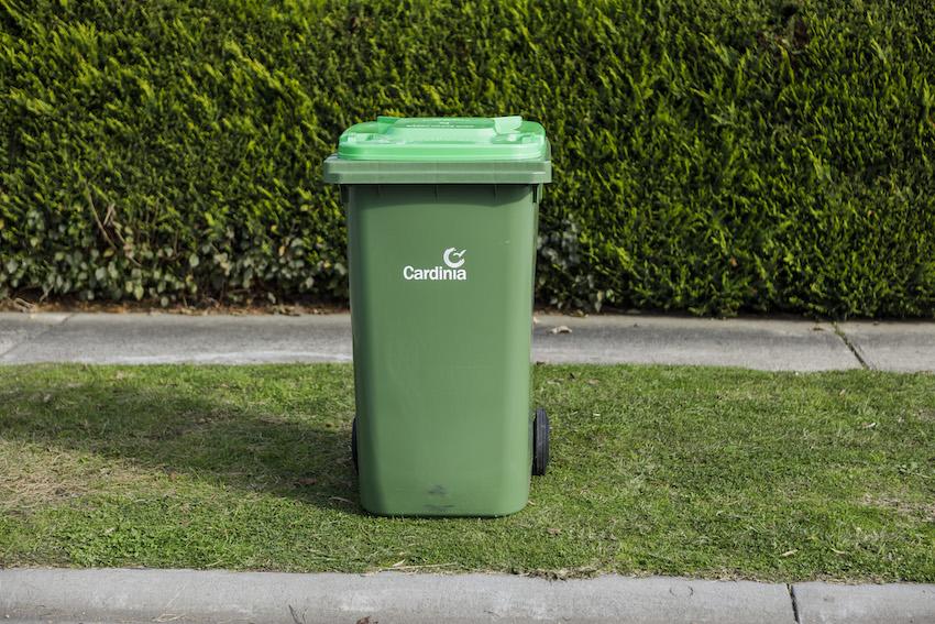 明るい緑のゴミ箱の蓋：食品や庭の廃棄物